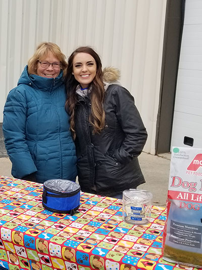 Friends of Noah volunteers at the Mounds pet food drive